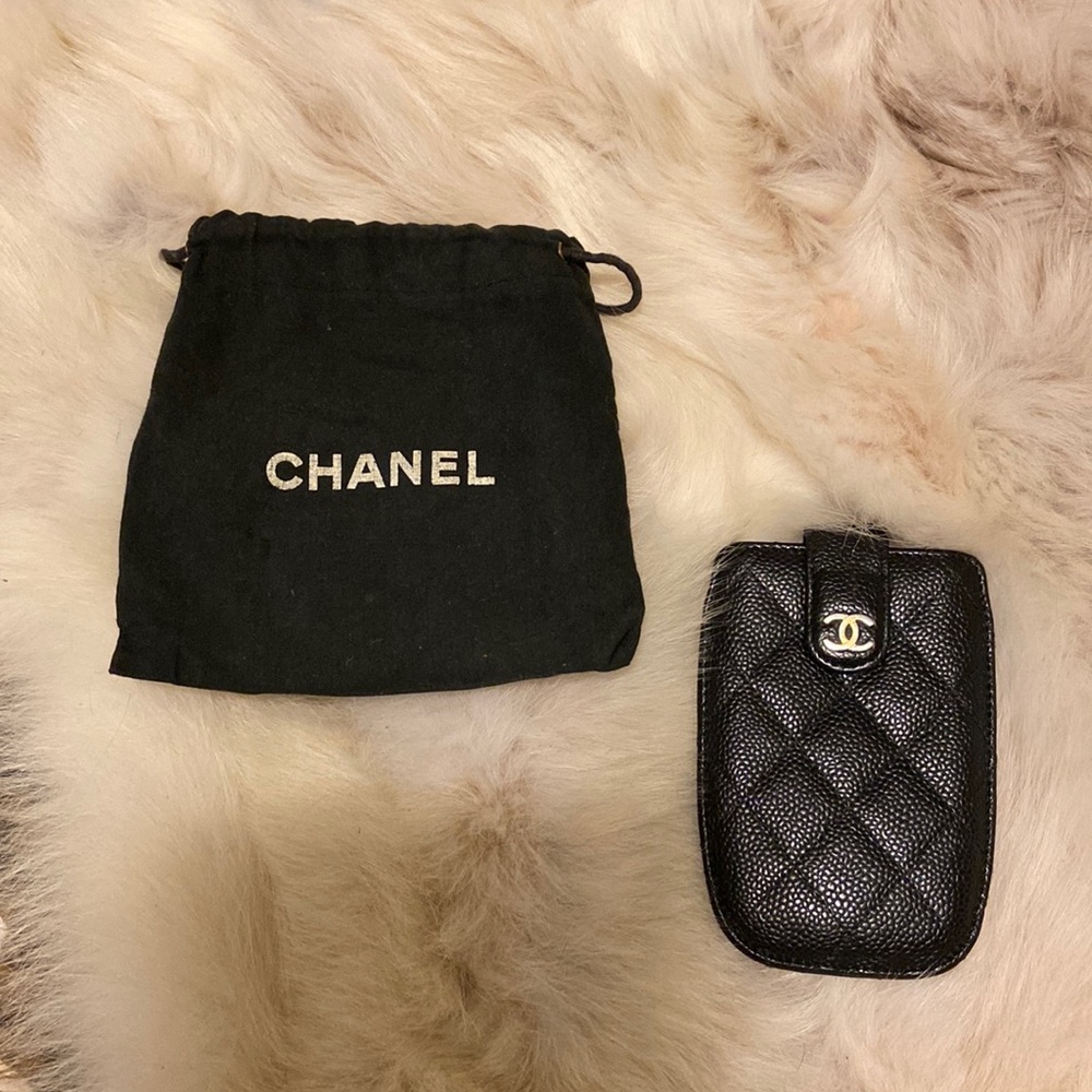 AUTHENTIC CHANEL retired phone case / card holder